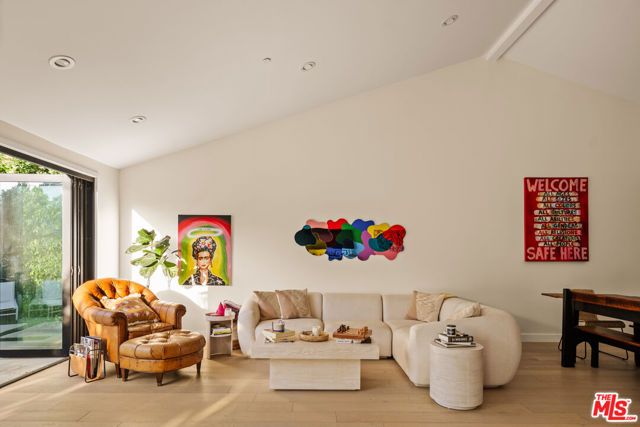 13521 Magnolia Boulevard, Sherman Oaks, CA 91423