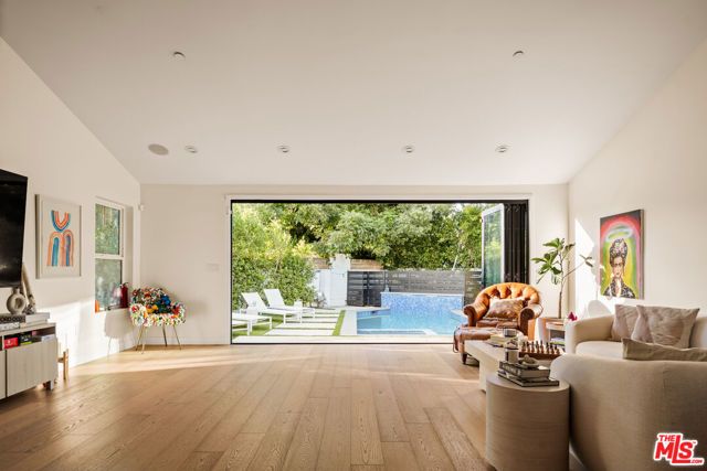 13521 Magnolia Boulevard, Sherman Oaks, CA 91423