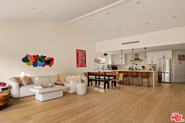 13521 Magnolia Boulevard, Sherman Oaks, CA 91423