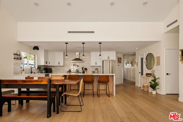 13521 Magnolia Boulevard, Sherman Oaks, CA 91423