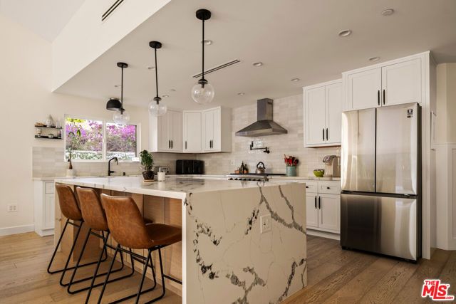 13521 Magnolia Boulevard, Sherman Oaks, CA 91423