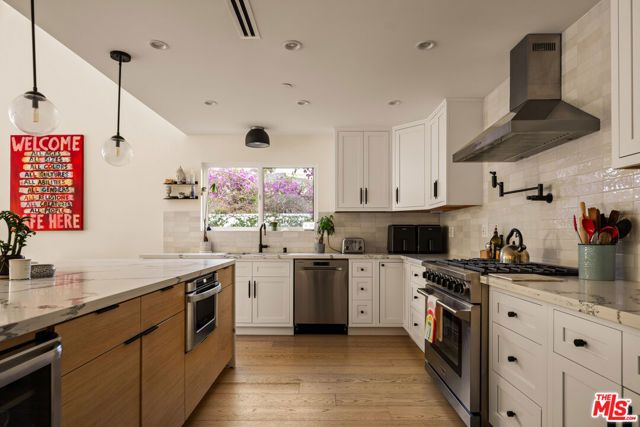 13521 Magnolia Boulevard, Sherman Oaks, CA 91423