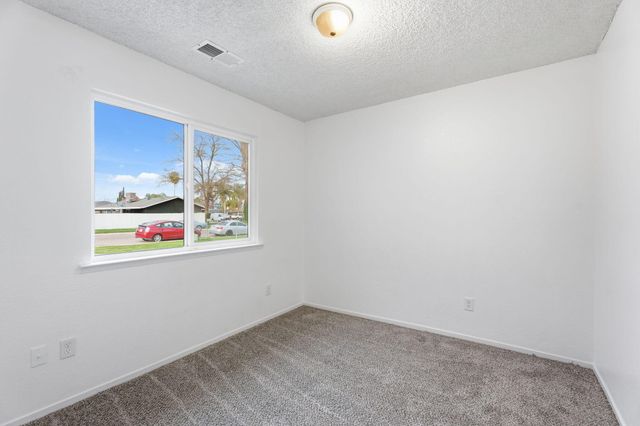 237 E Modoc Avenue, Visalia, CA 93291