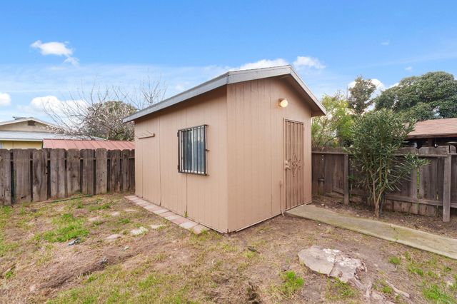 237 E Modoc Avenue, Visalia, CA 93291