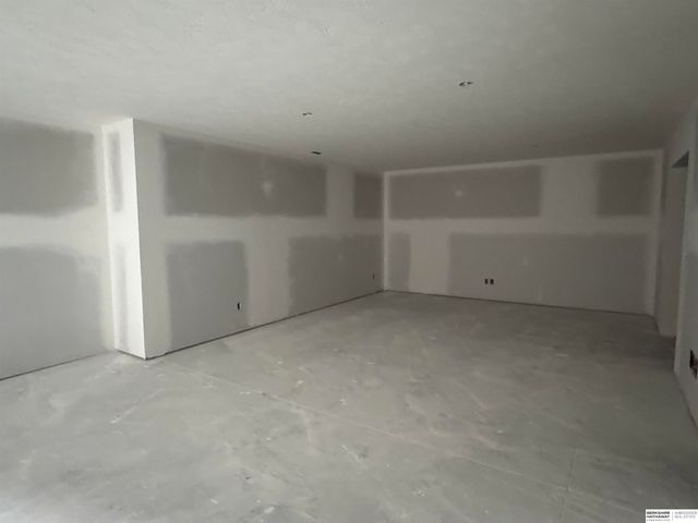 7716 N 116th Avenue, Omaha, NE 68142