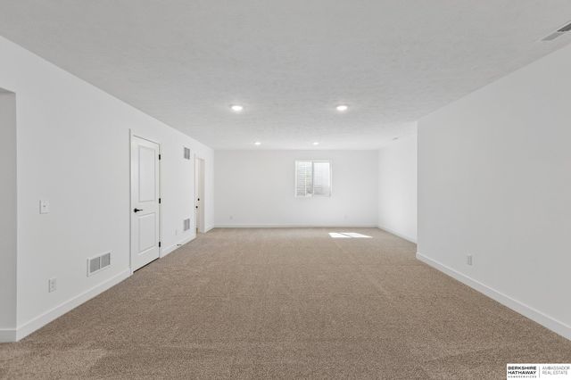 7716 N 116th Avenue, Omaha, NE 68142