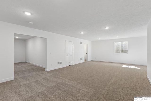 7716 N 116th Avenue, Omaha, NE 68142