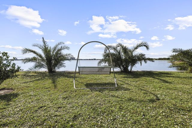 1538 39th Street, West Palm Beach, FL 33407