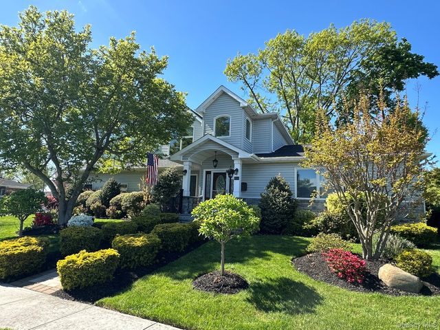 752 Kensington Court, Westbury, NY 11590