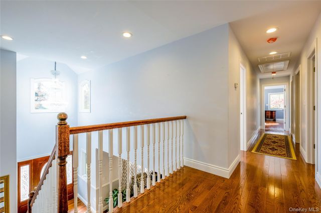 752 Kensington Court, Westbury, NY 11590