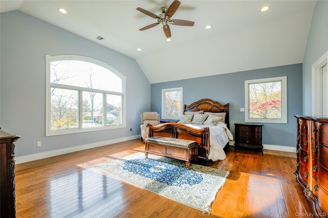 752 Kensington Court, Westbury, NY 11590