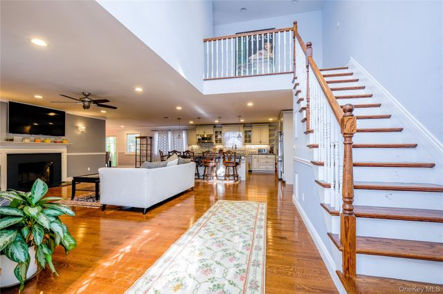 752 Kensington Court, Westbury, NY 11590