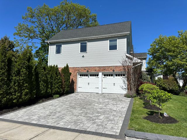 752 Kensington Court, Westbury, NY 11590