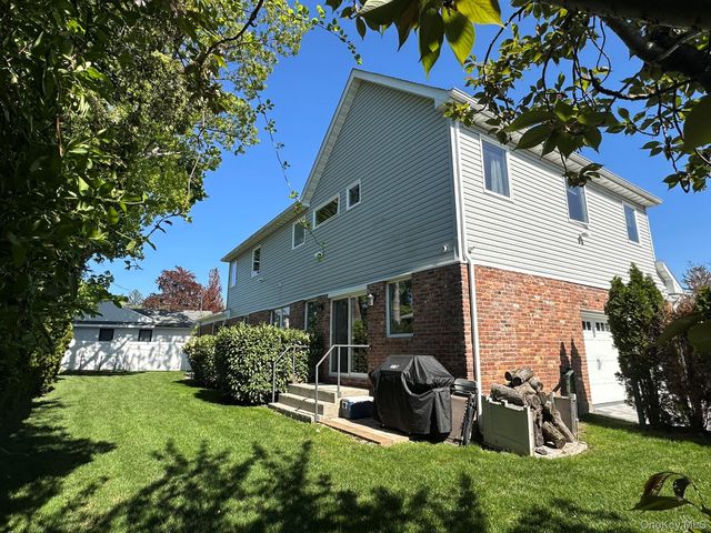 752 Kensington Court, Westbury, NY 11590