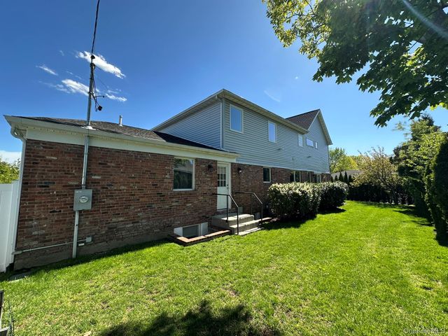 752 Kensington Court, Westbury, NY 11590