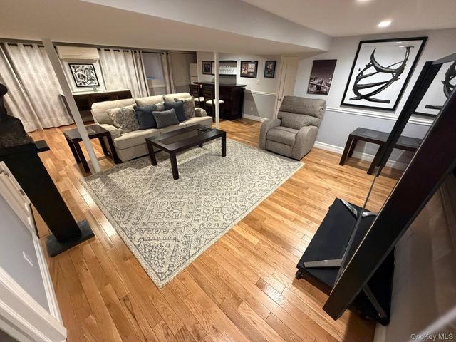 752 Kensington Court, Westbury, NY 11590