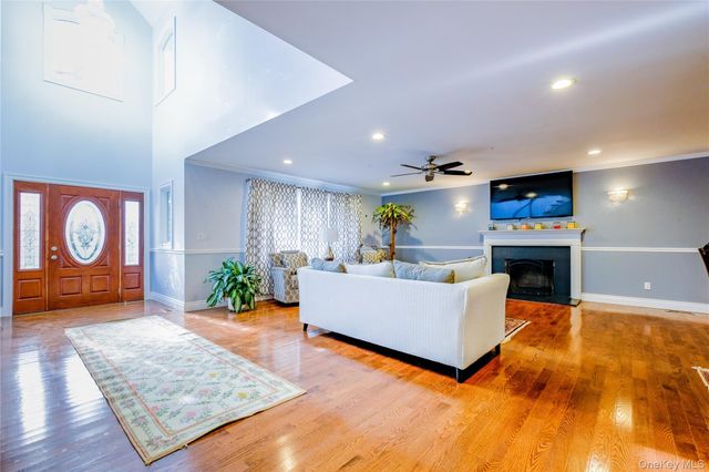 752 Kensington Court, Westbury, NY 11590