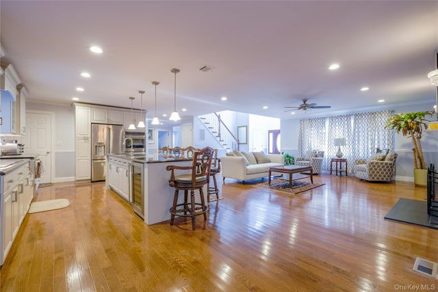 752 Kensington Court, Westbury, NY 11590