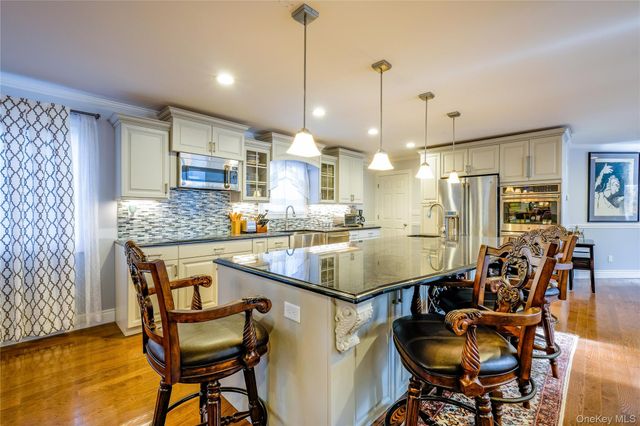 752 Kensington Court, Westbury, NY 11590