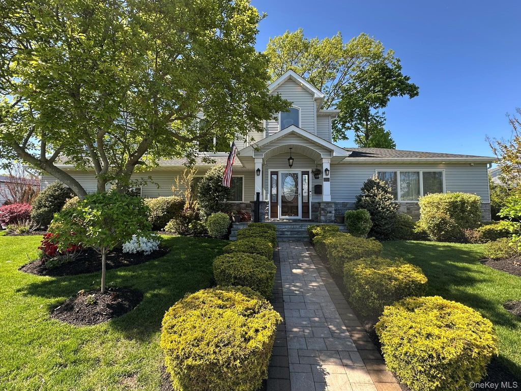 752 Kensington Court, Westbury, NY 11590