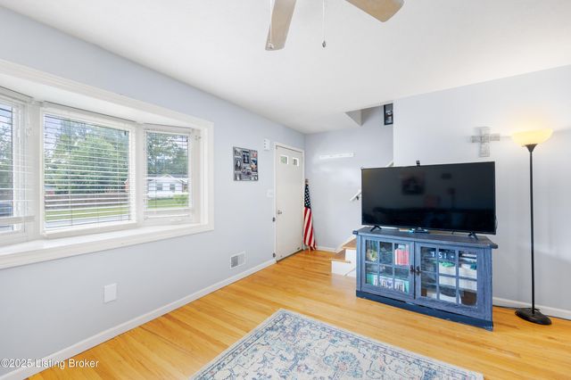 9703 Scarborough Ave, Louisville, KY 40272