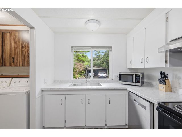 1600 RHODODENDRON Dr 76, Florence, OR 97439