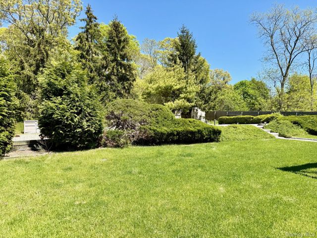111 Fanning Avenue, Hampton Bays, NY 11946