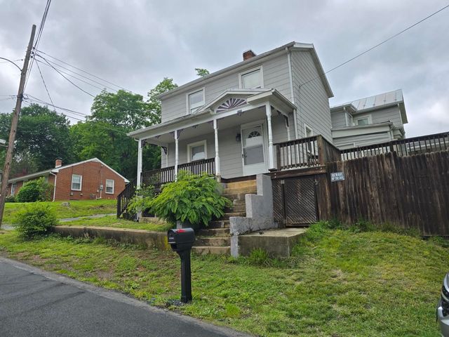 1111 MAPLE ST, Staunton, VA 24401