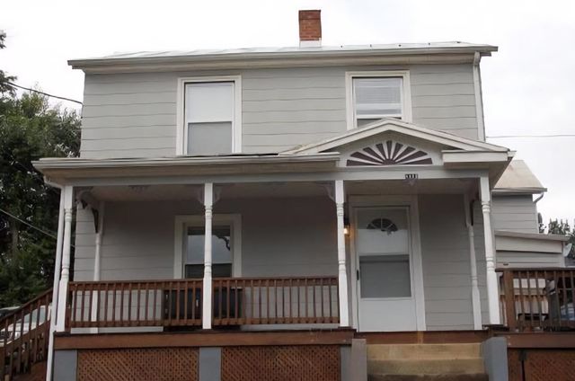 1111 MAPLE ST, Staunton, VA 24401