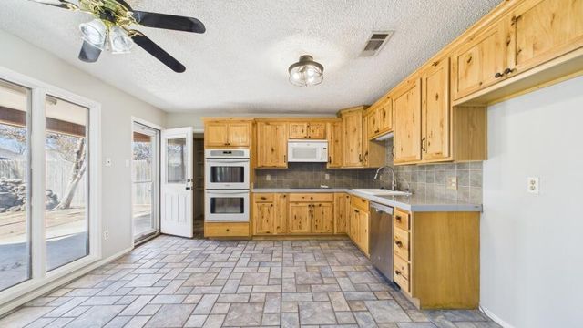 8606 Knoxville Avenue, Lubbock, TX 79423