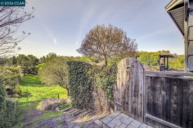 1375 El Curtola Blvd, Lafayette, CA 94549