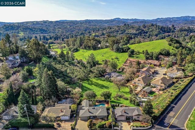 1375 El Curtola Blvd, Lafayette, CA 94549