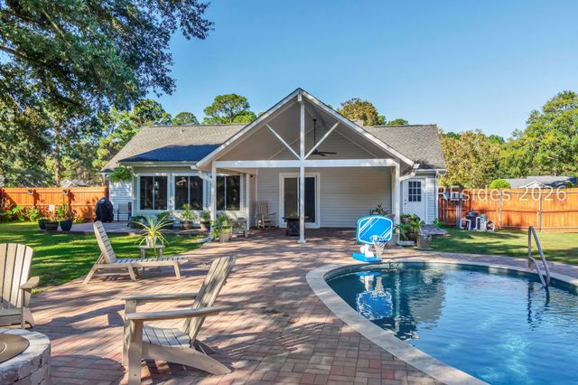 6 Shiney Leaf Ct, Beaufort, SC 29907