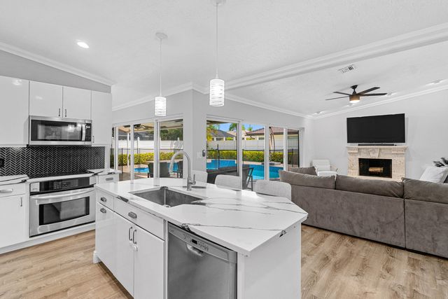 6992 W Calle Del Paz W, Boca Raton, FL 33433