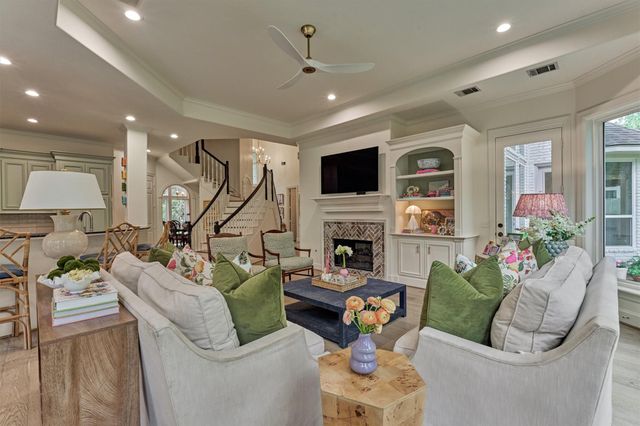 170 N Taylor Point Drive, The Woodlands, TX 77382