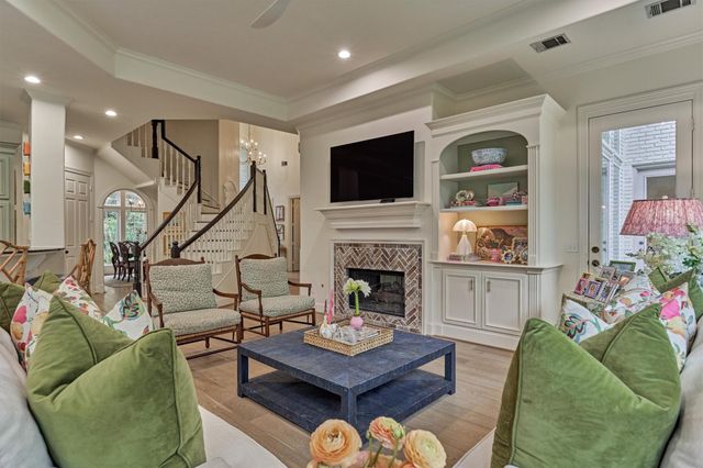 170 N Taylor Point Drive, The Woodlands, TX 77382