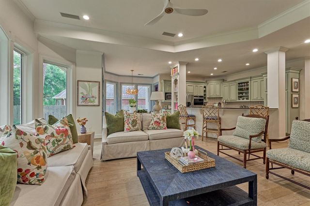 170 N Taylor Point Drive, The Woodlands, TX 77382