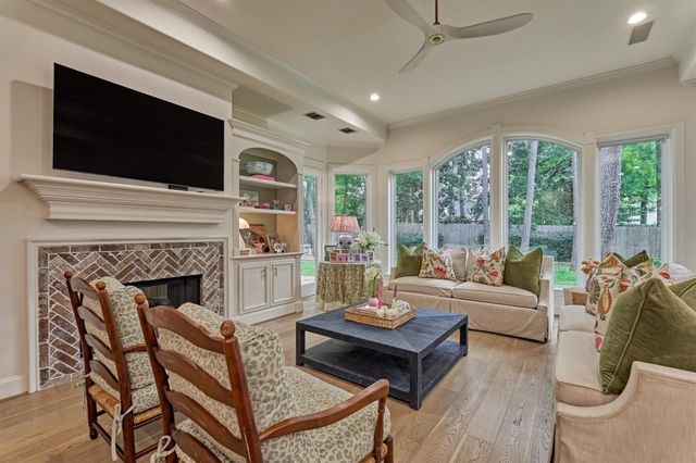 170 N Taylor Point Drive, The Woodlands, TX 77382