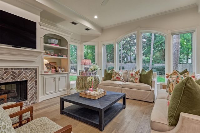 170 N Taylor Point Drive, The Woodlands, TX 77382