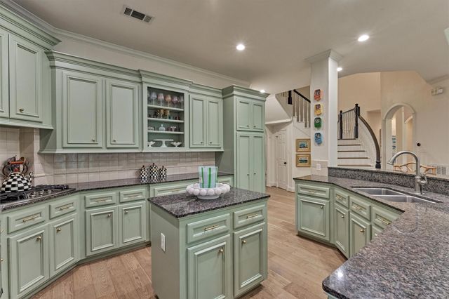 170 N Taylor Point Drive, The Woodlands, TX 77382