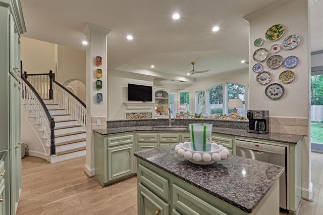 170 N Taylor Point Drive, The Woodlands, TX 77382