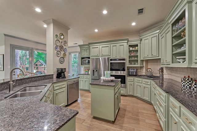 170 N Taylor Point Drive, The Woodlands, TX 77382