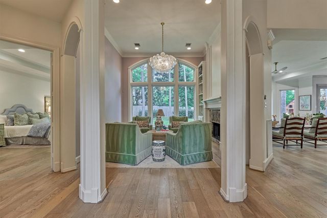 170 N Taylor Point Drive, The Woodlands, TX 77382