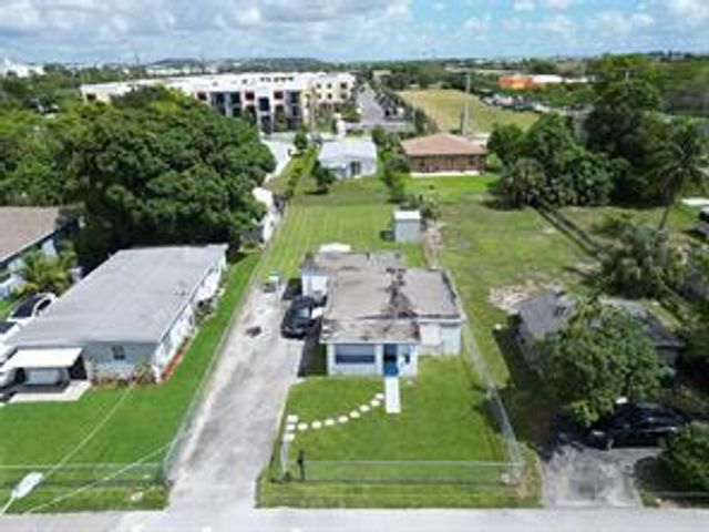 2055 NW 8th Street, Pompano Beach, FL 33069