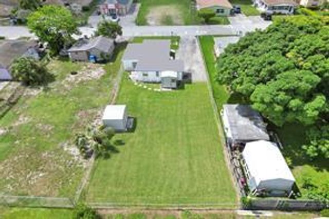 2055 NW 8th Street, Pompano Beach, FL 33069