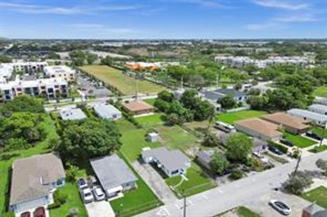 2055 NW 8th Street, Pompano Beach, FL 33069