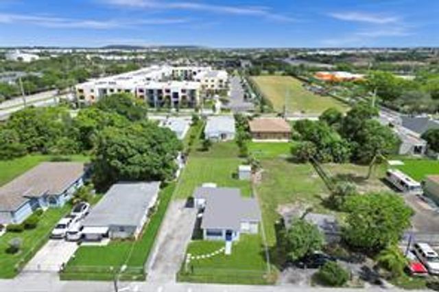 2055 NW 8th Street, Pompano Beach, FL 33069