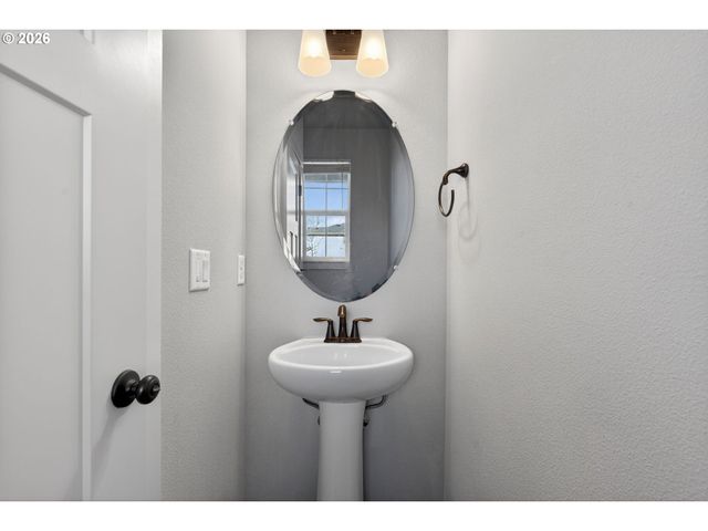 2032 SILVERSTONE Dr, Forest Grove, OR 97116