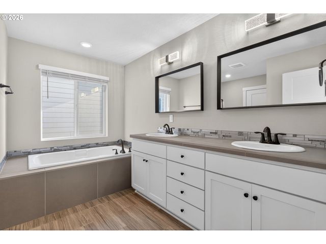 2032 SILVERSTONE Dr, Forest Grove, OR 97116