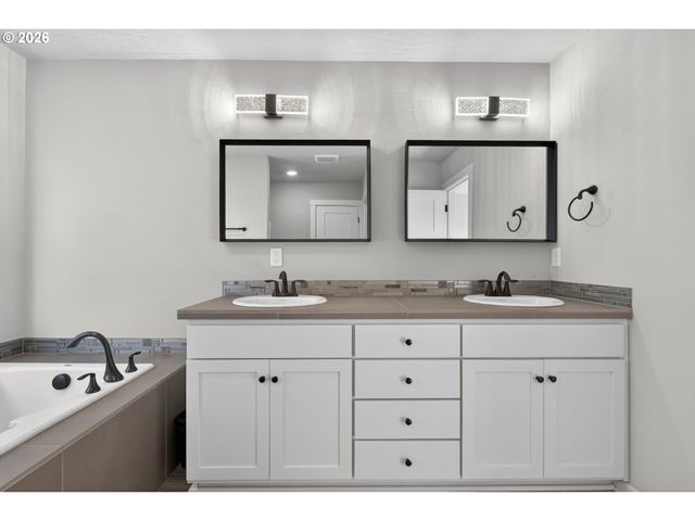 2032 SILVERSTONE Dr, Forest Grove, OR 97116